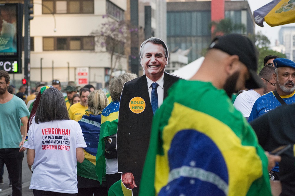 Um boneco de papelão de Bolsonaro em tamanho real decora a manifestação de 7 de setembro na Avenida Paulista