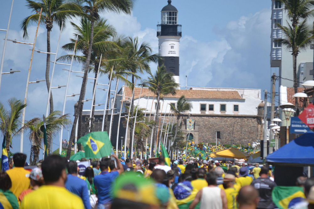 Milhares de pessoas foram às ruas de Salvador para se manifestar a favor de Bolsonaro e contra o STF