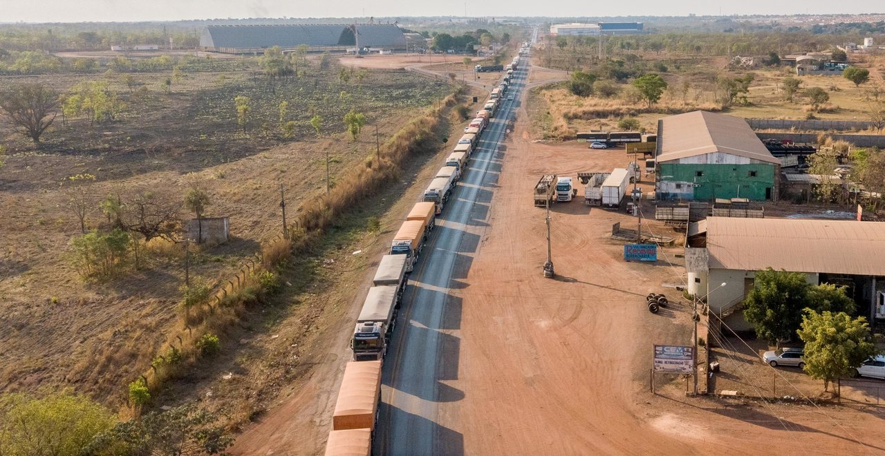 Fila de caminhões em estrada que dá acesso ao Mato Grossoda
