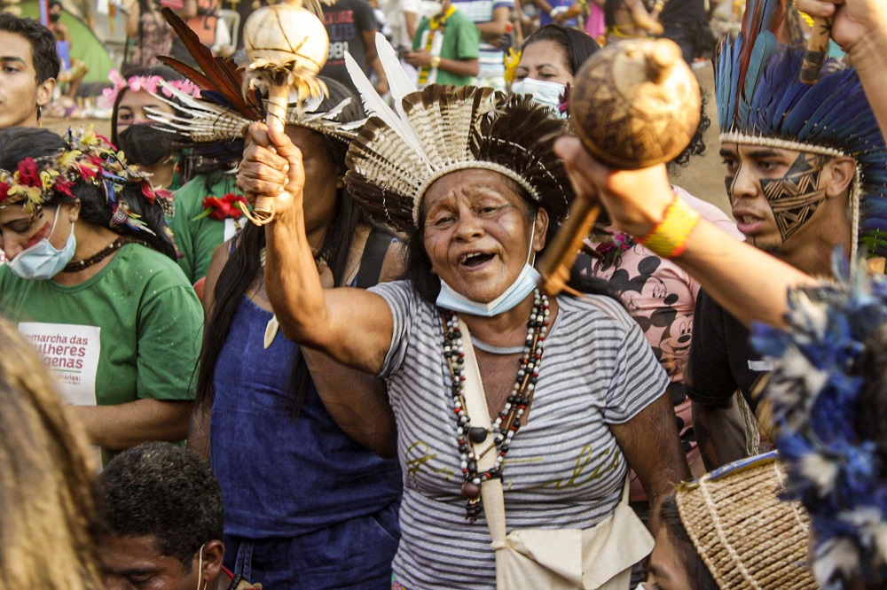 Com chocalhos e cocares, índios se manifestam em acampamento montado em Brasília para acompanhar votação do STF
