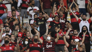 Torcedores do Flamengo, se agita na arquibancada do Maracanãa maioria sem máscara no rosto,