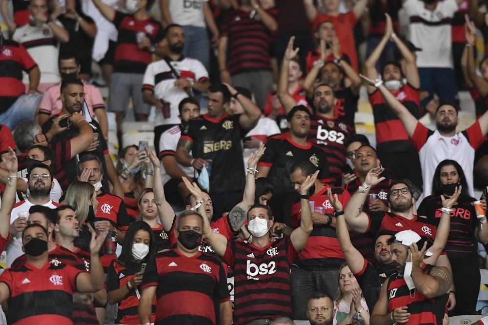 Torcedores do Flamengo, se agita na arquibancada do Maracanãa maioria sem máscara no rosto,