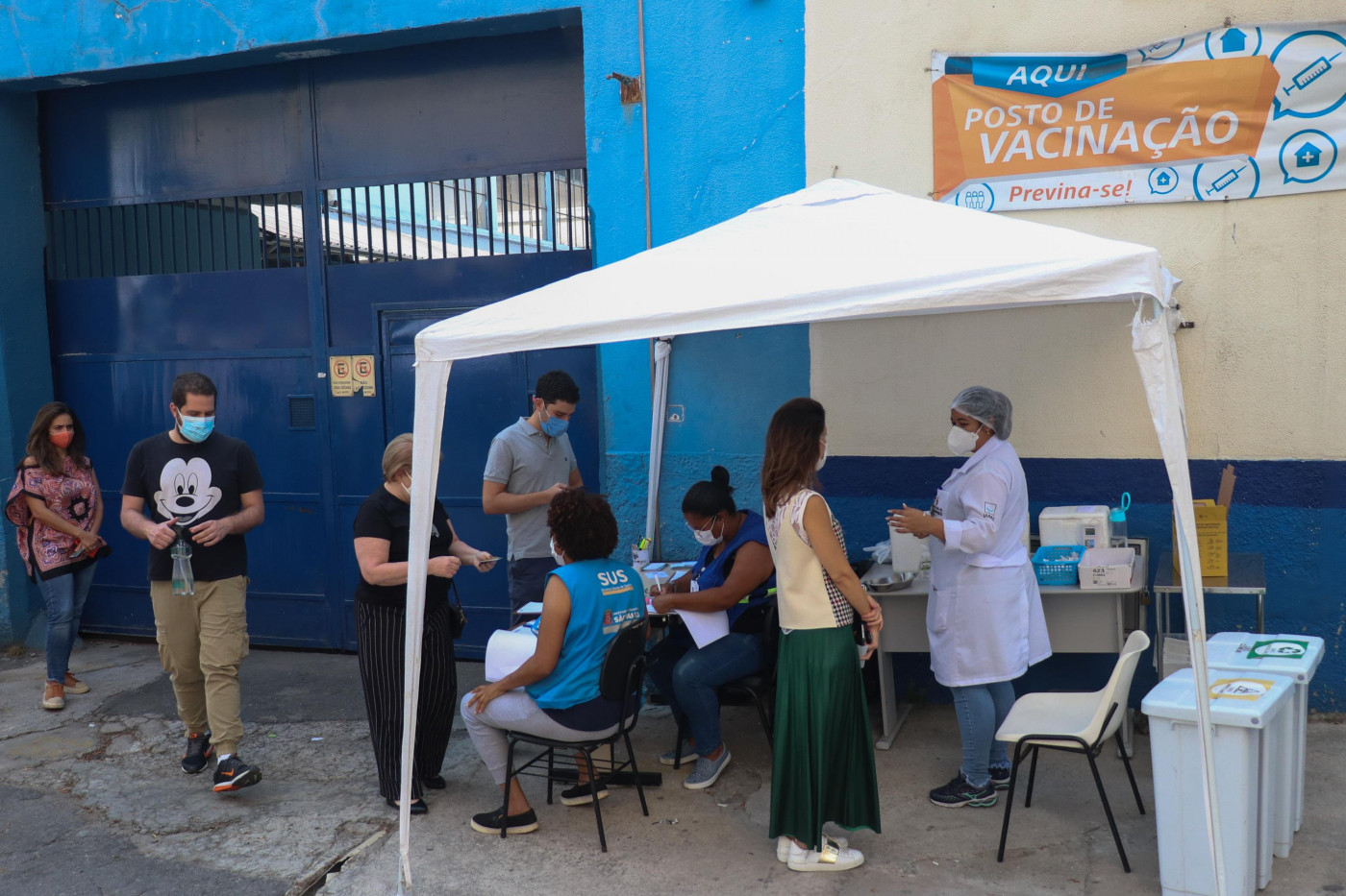 Movimentação na UBS Boracea, na zona oeste de São Paulo (SP), nesta segunda-feira (27). Pessoas procuram o posto para ter acesso às doses da vacina contra a Covid-19