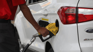 Governo do RJ vai obrigar postos a reduzir preço da gasolina usando o Procon