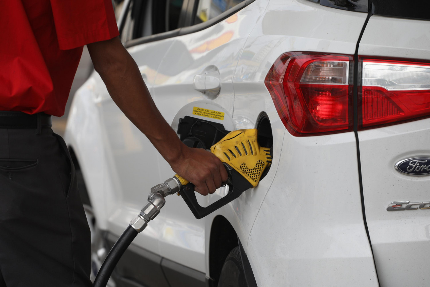 Frentista coloca combustível em carro