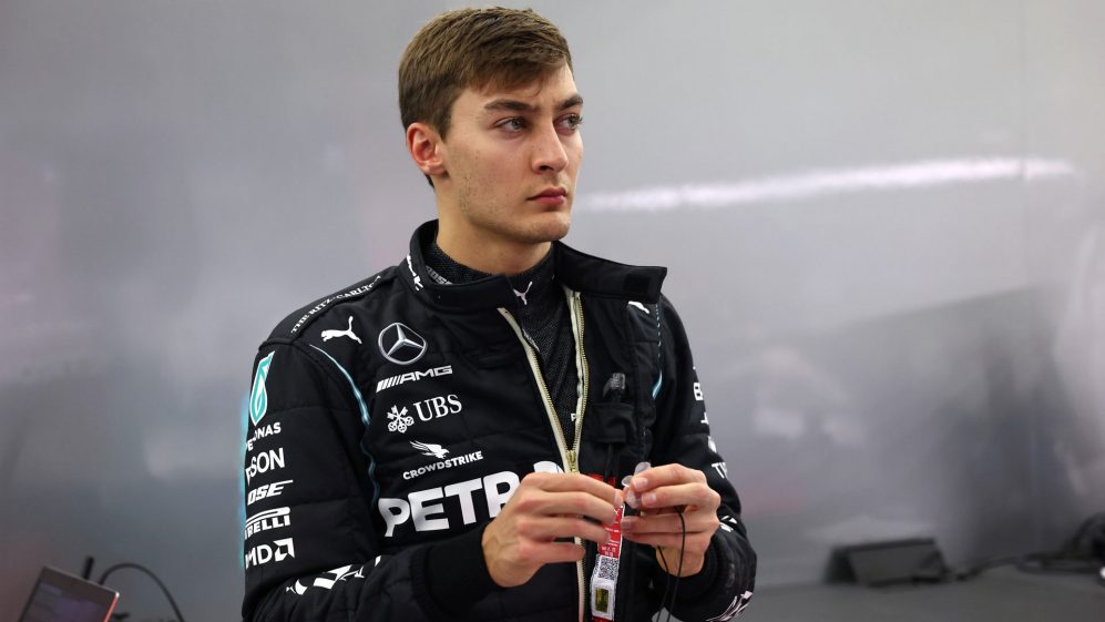 Piloto de F1 George Russell com uniforme da Mercedes