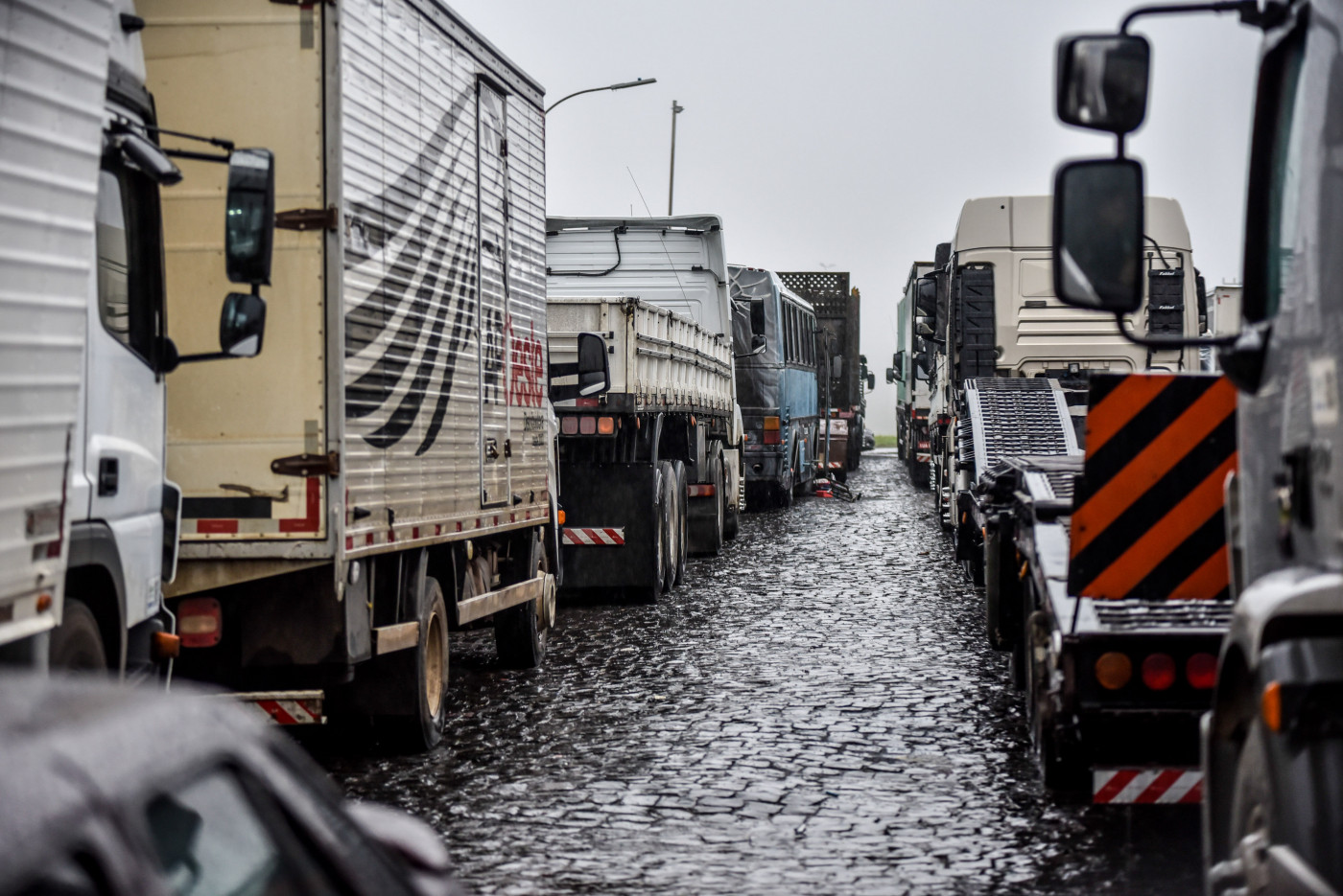 Caminhoneiros continuam concentrados no entroncamento da BR-116 e BR-282