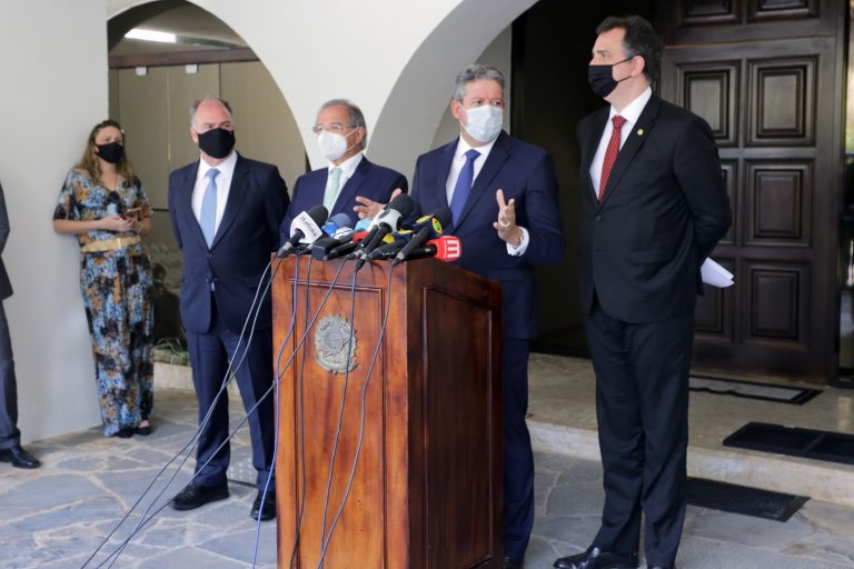 Senador Fernando Bezerra, ministro da Economia, Paulo Guedes, presidente da Câmara, Arthur Lira e presidente do Senado, Rodrigo Pacheco, falam com a imprensa