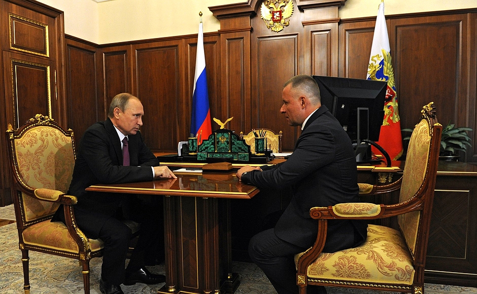 ministro conversando com vladmir putin