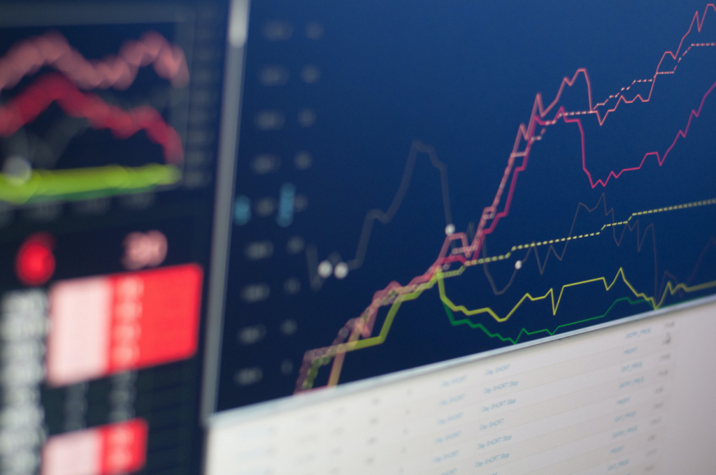 Gráficos com linhas subindo e descendo em telas de computador