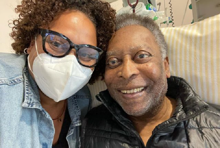 Filha de Pelé postou foto ao lado do pai e tranquilizou os fãs