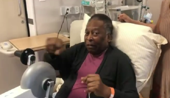 Pelé fazendo fisioterapia no Hospital Albert Einstein