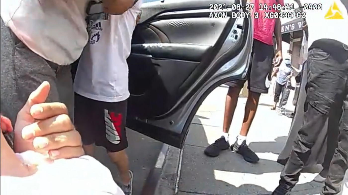 frame de vídeo mostrando criança socorrida por policial