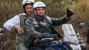 Bolsonaro acena em cima de moto durante passeio no agreste pernambucano