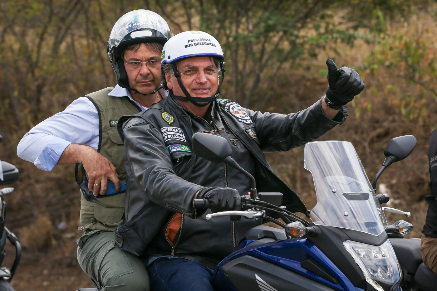 Bolsonaro acena em cima de moto durante passeio no agreste pernambucano