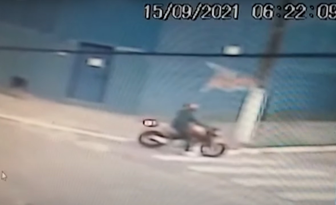 imagem de câmera de segurança mostrando homem em moto
