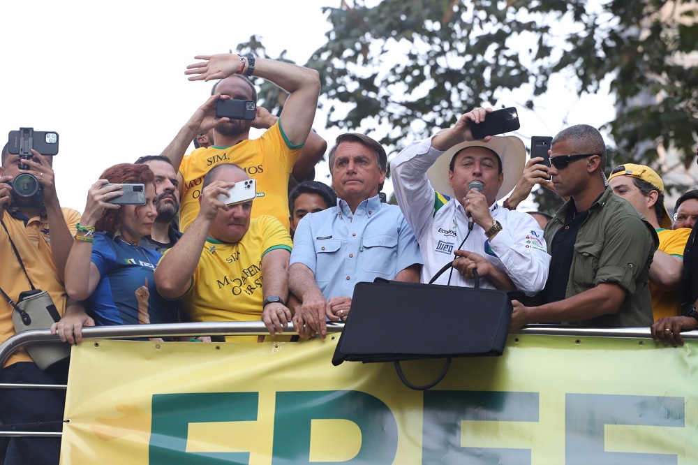 Rodeado por aliados, o presidente Jair Bolsonaro cumprimenta apoiadores de cima do carro de som na Avenida Paulista, na região central de São Paulo
