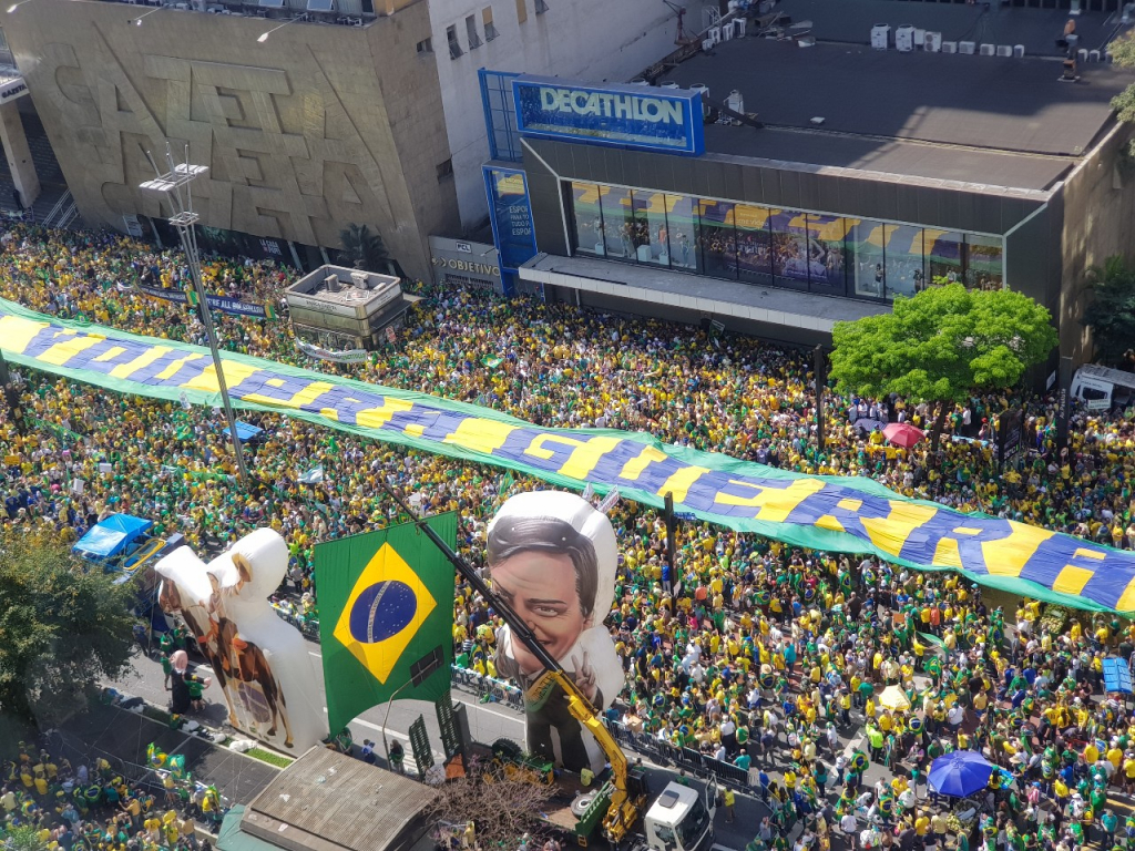 Imagem aérea de faixa escrita "vou para a guerra" nas manifestações em apoio ao presidente Jair Bolsonaro