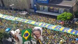 Imagem aérea de faixa escrita "vou para a guerra" nas manifestações em apoio ao presidente Jair Bolsonaro