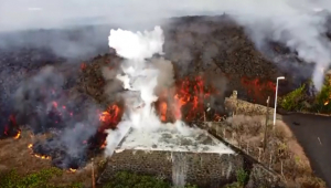 lava de vulcão engolindo piscina nas ilhas canárias
