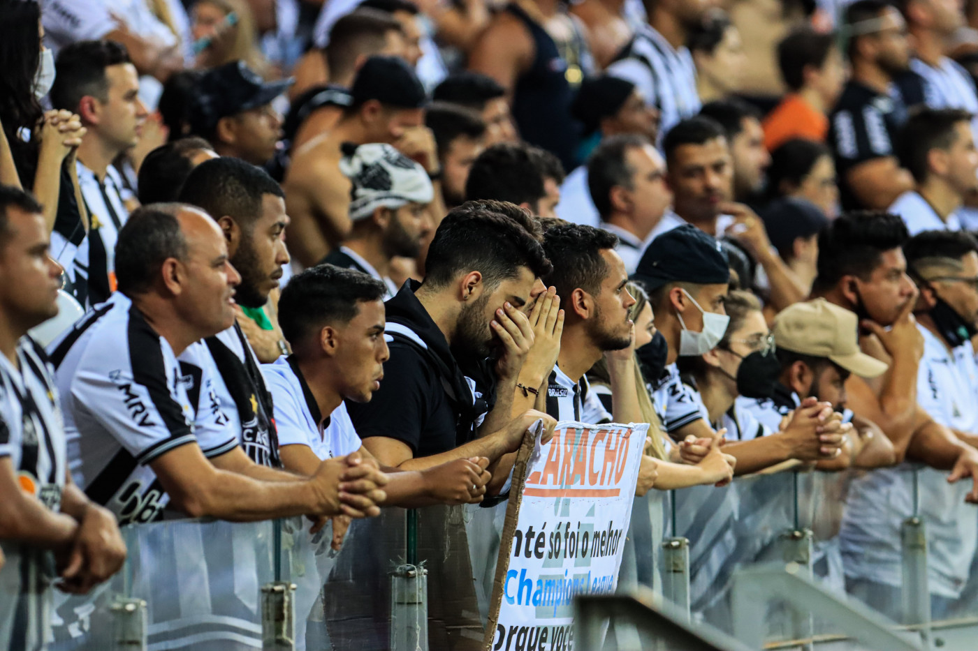 Torcedores do Atlético Mineiro lamentam a eliminação da equipe para o Palmeiras nas semifinais da Copa Libertadores 2021, no Estádio Mineirão