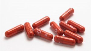 pílulas vermelhas do molnupiravir, antiviral testado contra a covid-19