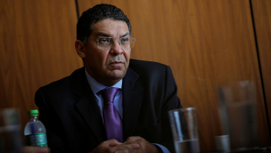 Mansueto Almeida sentado durante entrevista