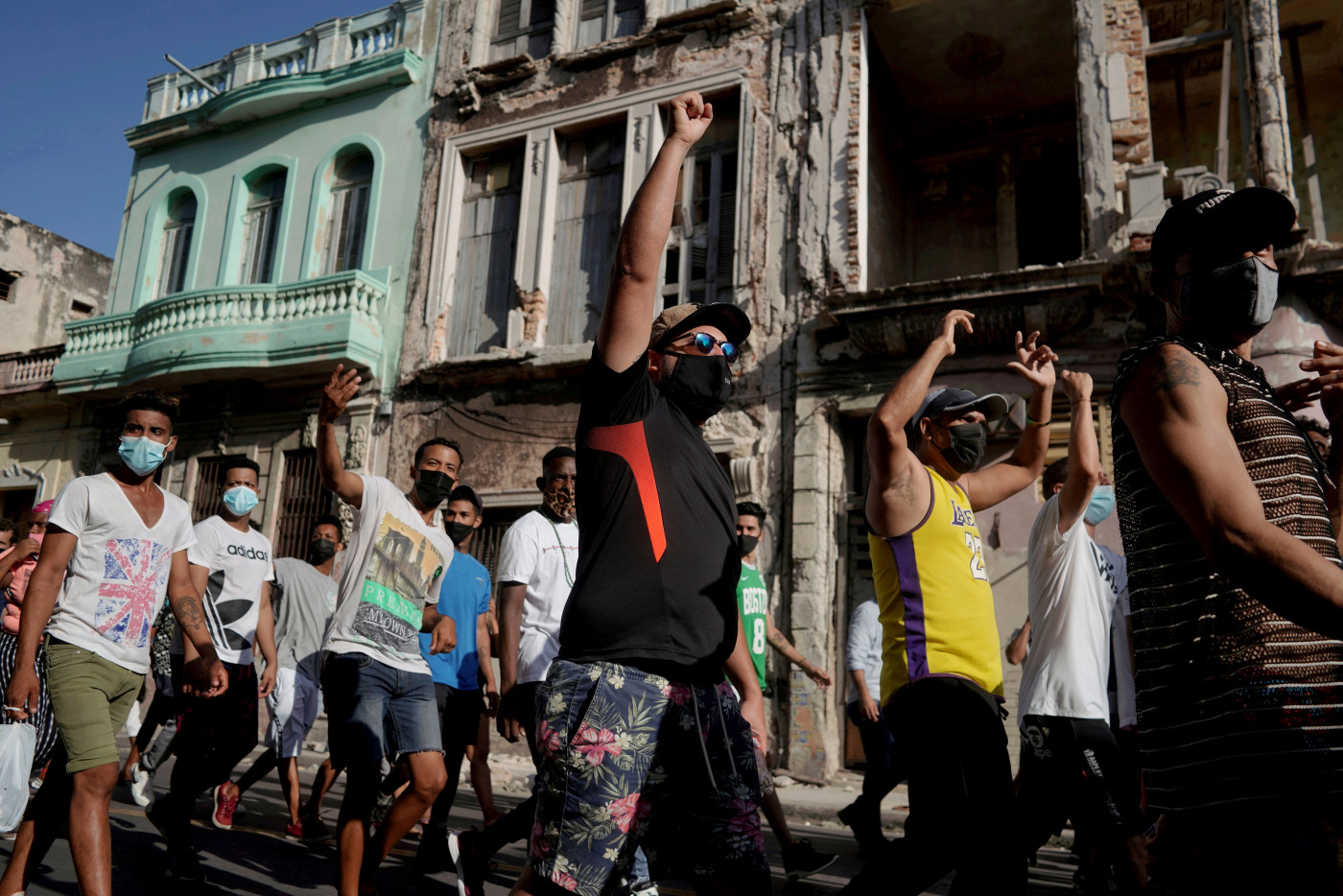 pessoas protestando nas ruas de cuba