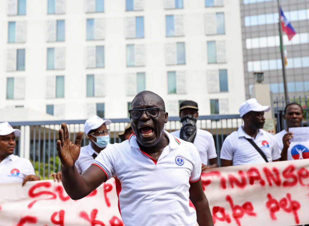 homem protestando nas ruas do haiti