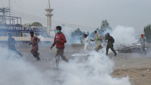 Manifestantes do Tehrik-e-Labaik Pakistan (TLP) fugindo de bombas de gás no Paquistão