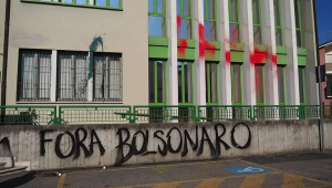 Muro da Prefeitura de Anguillara Veneta, na Itália, pichado com 'Fora Bolsonaro'