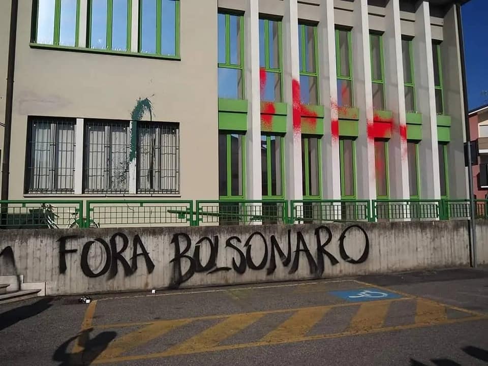 Muro da Prefeitura de Anguillara Veneta, na Itália, pichado com 'Fora Bolsonaro'