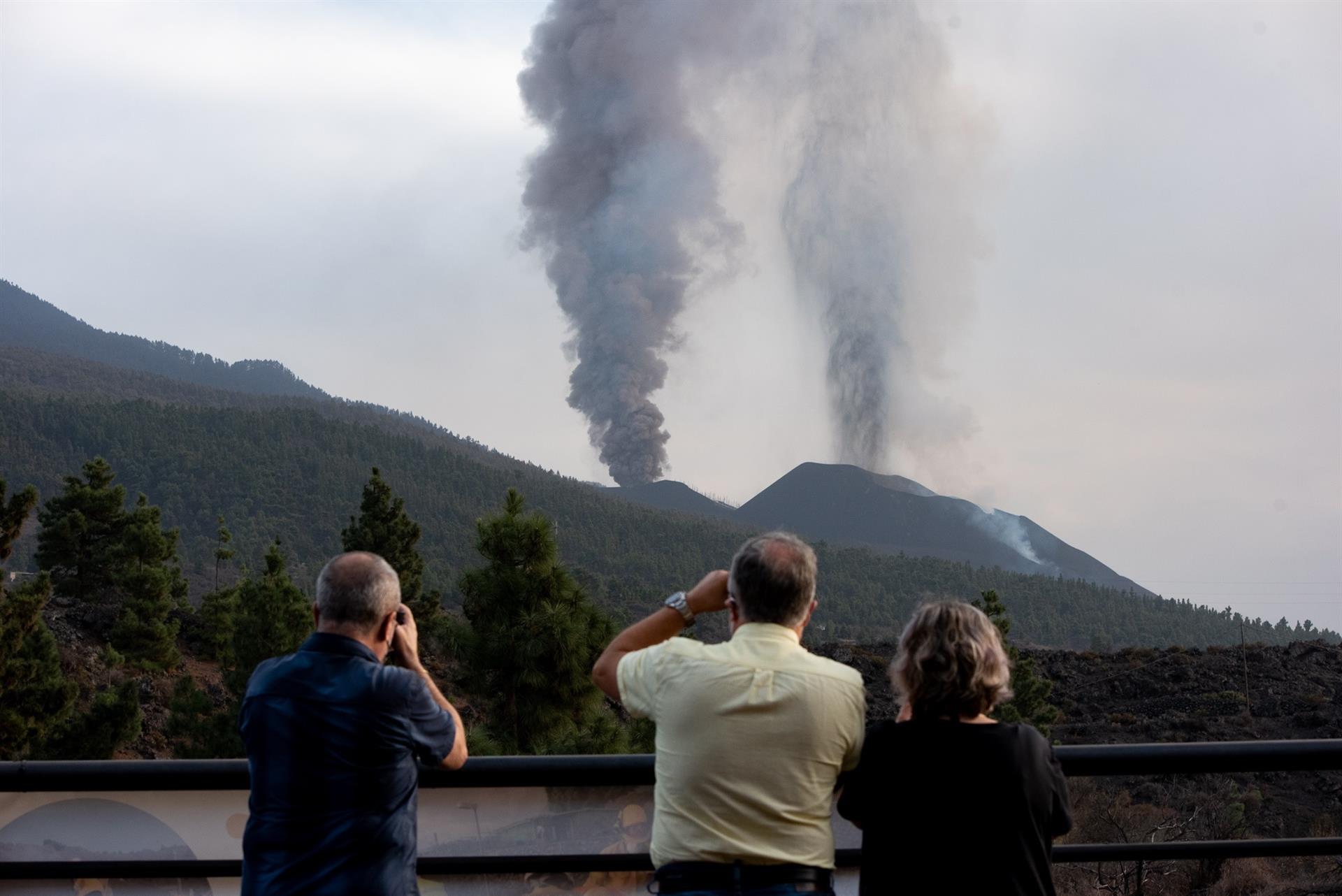 Pessoas assistindo à erupção do vulcão cumbre vieja