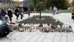 pessoas prestando homenagens às vítimas de ataque na noruega