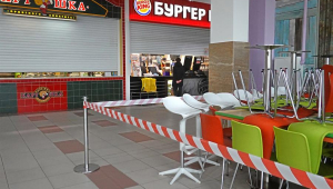 Praça de alimentação fechada em shopping center em Moscou, na Rússia, após decreto de lockdown
