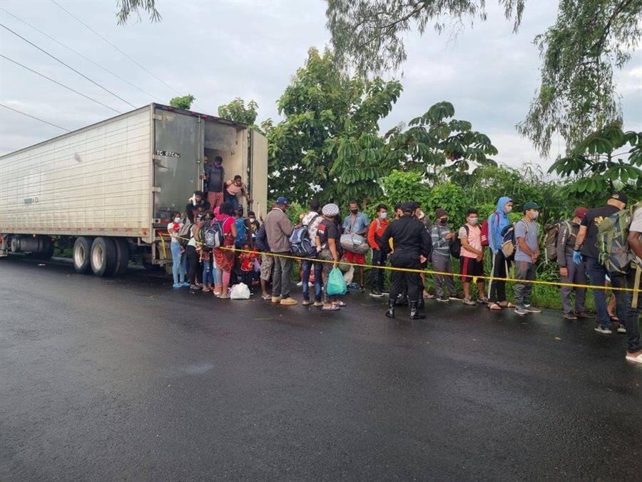Polícia Guatemalteca resgata 126 imigrantes abandonados em contêiner