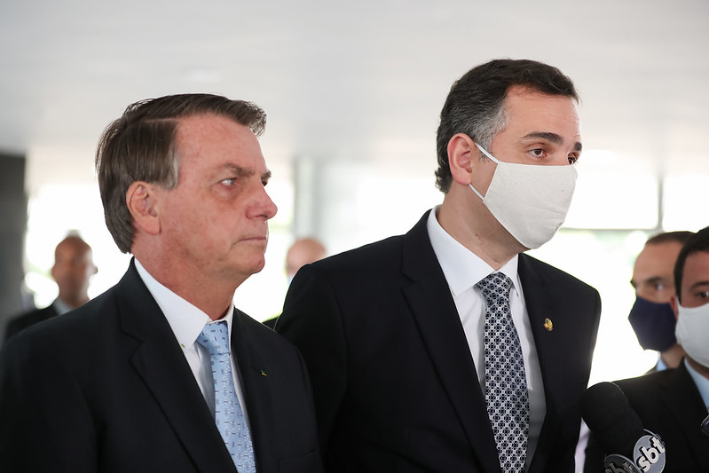 Jair Bolsonaro sem máscara ao lado de Rodrigo Pacheco, que usa o item