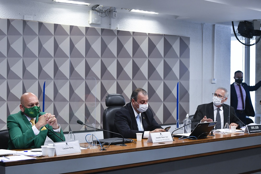 Bancada da CPI da Covid-19 com Luciano Hang, depoente, à esquerda, Omar Aziz, presidente, no centro, e Renan Calheiros, relator, à direita; Hang usou terno verde e gravara amarela