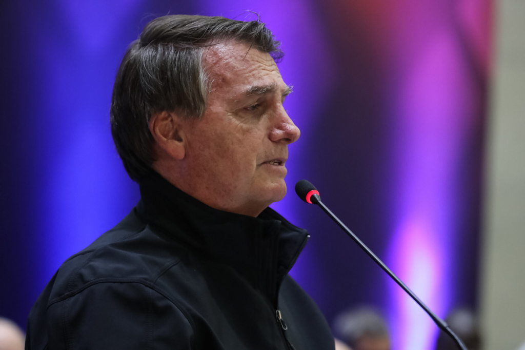Bolsonaro diz que auxílio para caminhoneiros será de R$ 400