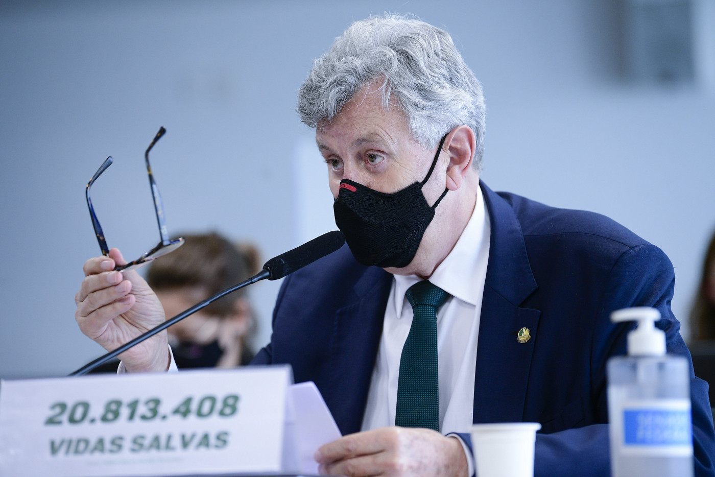 O senador Luis Carlos Heinze com óculos na mão discursando na CPI da Covid-19