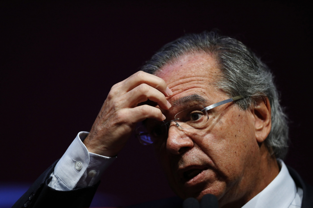 Ministro da Economia, Paulo Geuedes, com a mão da testa