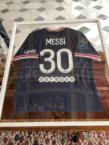 Papa Francisco ganhou uma camisa do PSG autografada pelo compatriota Lionel Messi