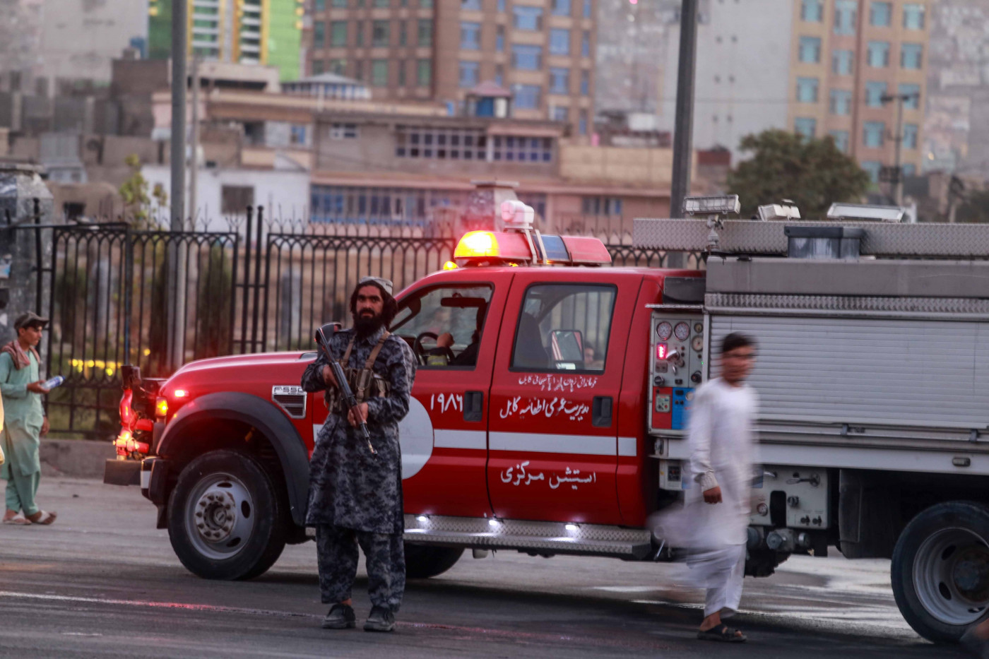 Talibã monta guarda perto do local da explosão de uma bomba em Cabul, Afeganistão