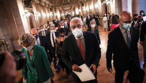 Primeiro-ministro de Portugal, António Costa, saindo da Assembleia Legislativa após a rejeição do Orçamento de 2022