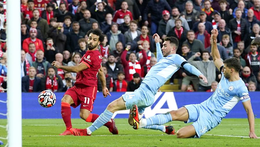 Salah finaliza e faz gol contra o Manchester City no Campeonato Inglês