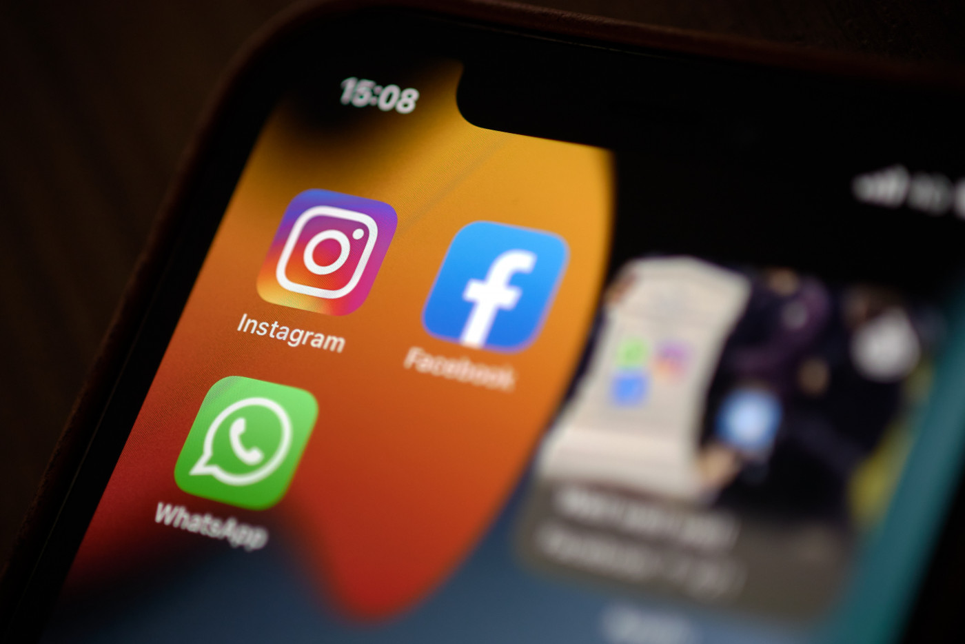 Tela de smartphone com ícones do Instagram, Fcebook e WhatsApp