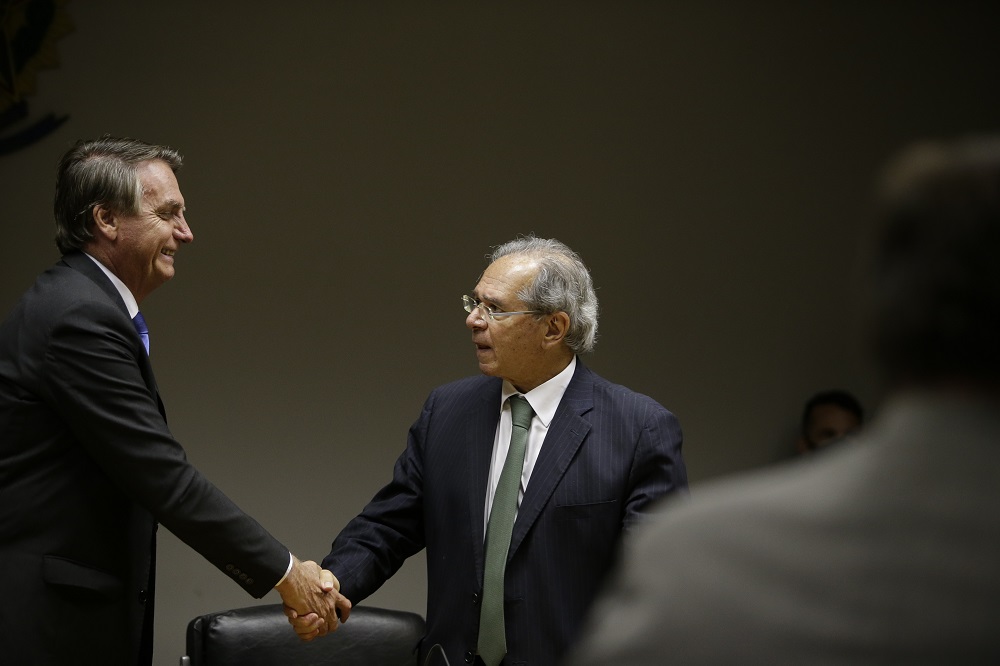 Jair Bolsonaro cumprimenta Paulo Guedes durante declaração conjunta à imprensa na sede do Ministério da Economia
