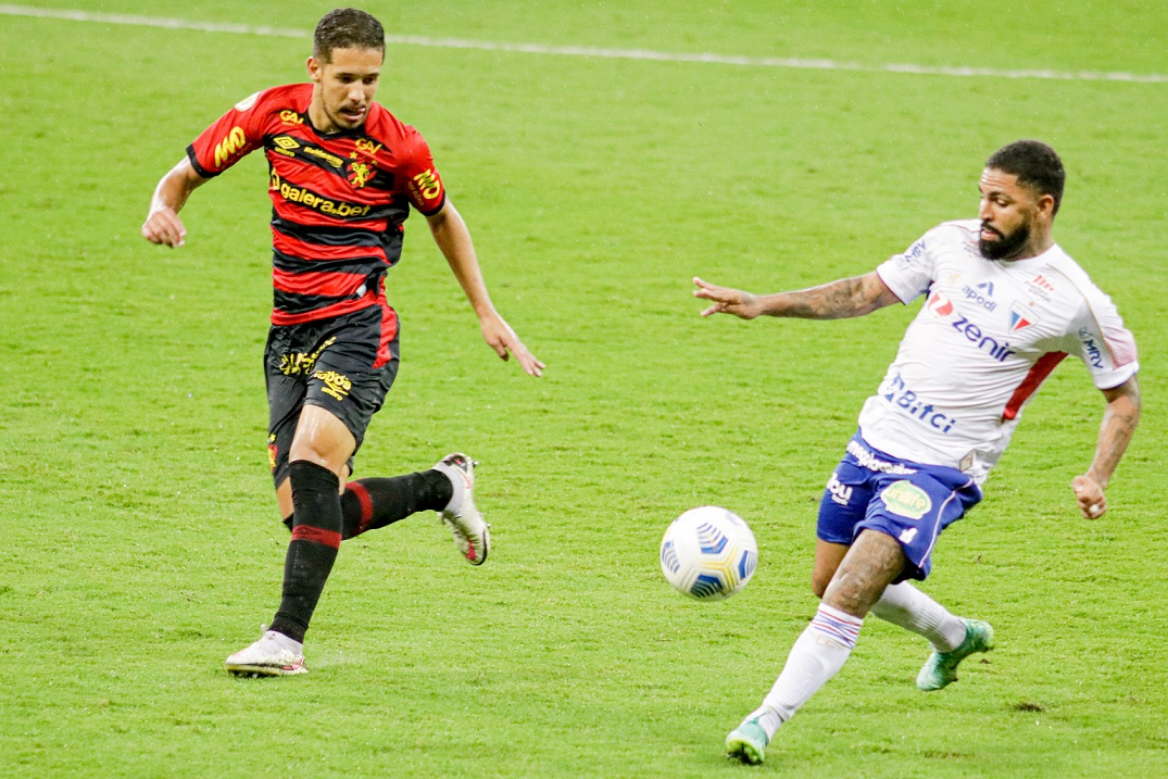 Pedro Henrique, zagueiro do Sport, em jogo contra o Bahia