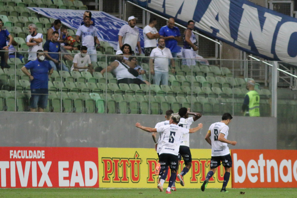 Jogadores do Remo comemoram gol em frente à torcida do Cruzeiro, em jogo válido pela Série B