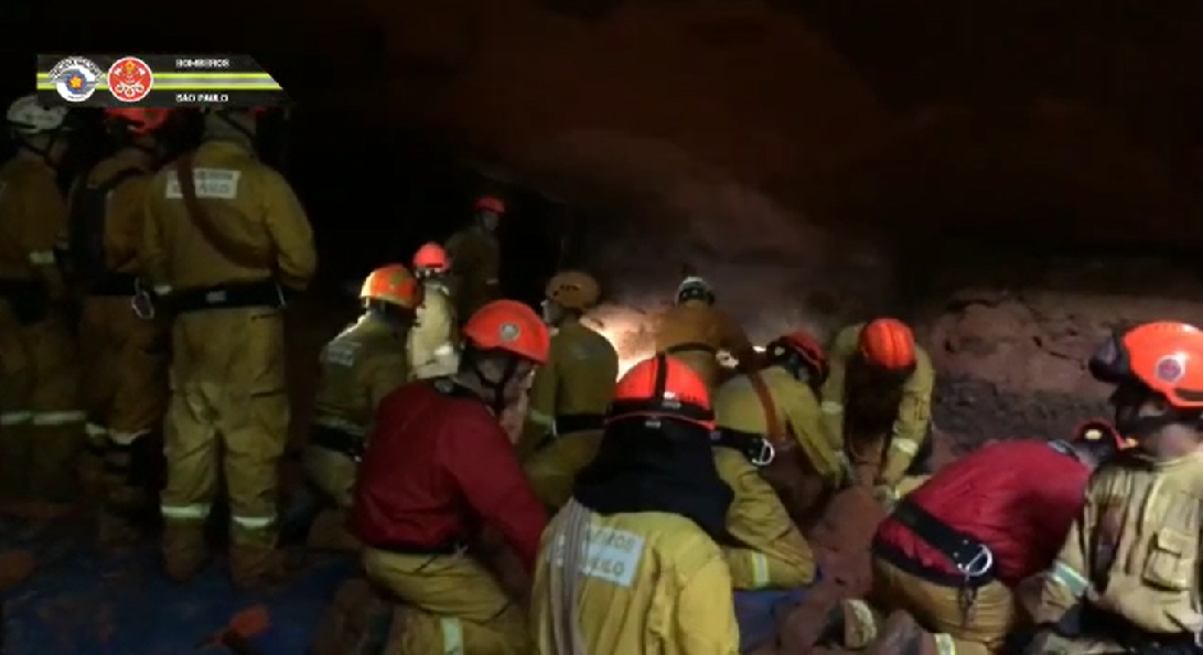 Bombeiros fazem o resgate dentro de gruta no interior de São Paulo